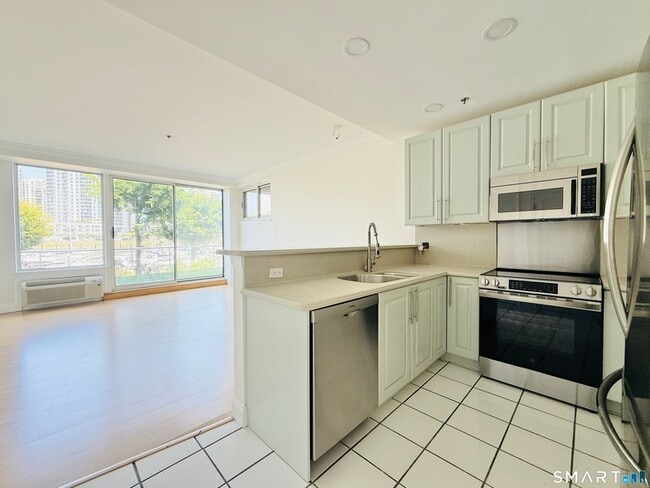 Photo - 98 Southfield Avenue Unit 105 House