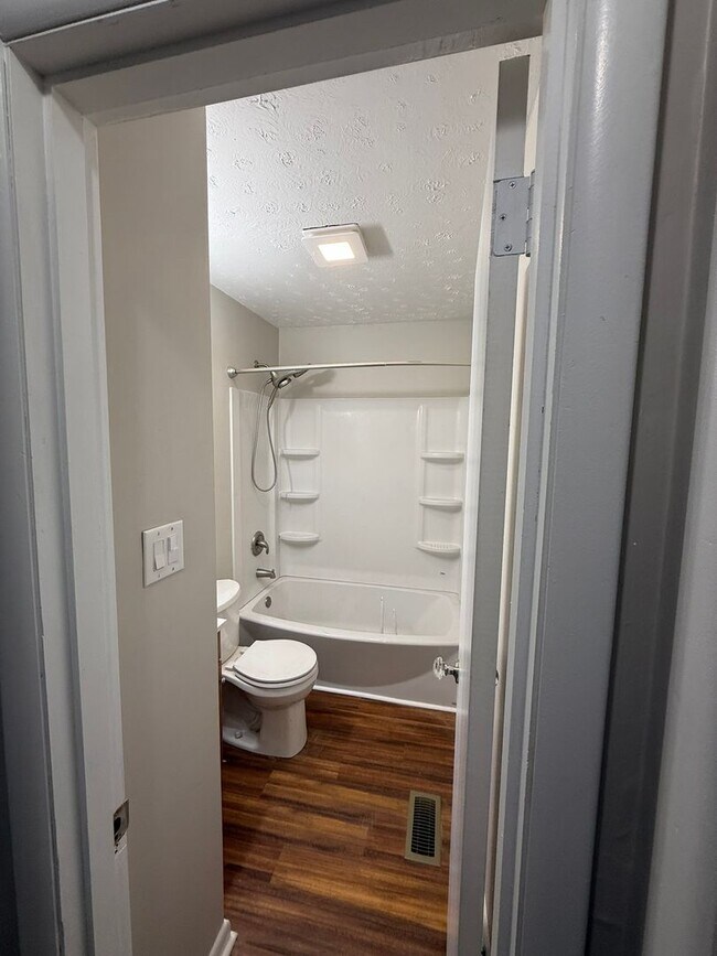 Building Photo - NEW RENTAL!  $1600 per month, Charming 3 bedroom, 1 bath House with fenced backyard! Heart of Sou...