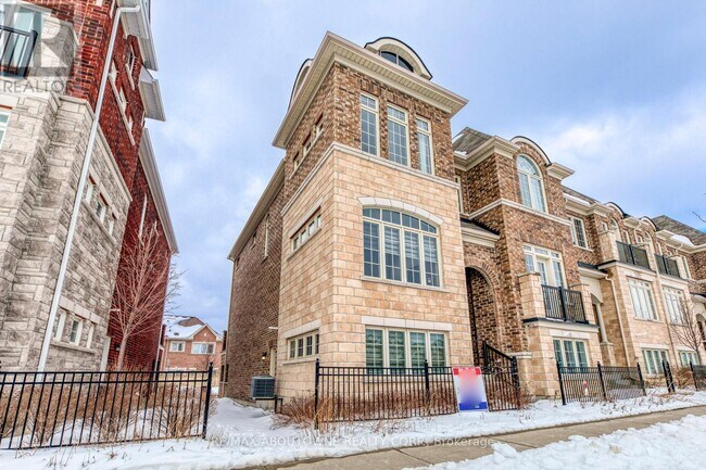 Building Photo - 233 Dundas Way