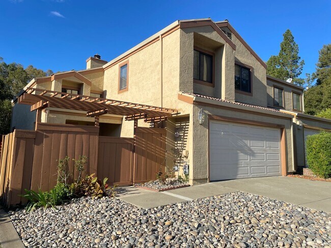 Foto del edificio - Desirable Area in the Hayward Hills - Available Now!!!!