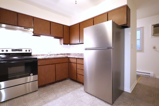 Building Photo - 318 Maple Dr