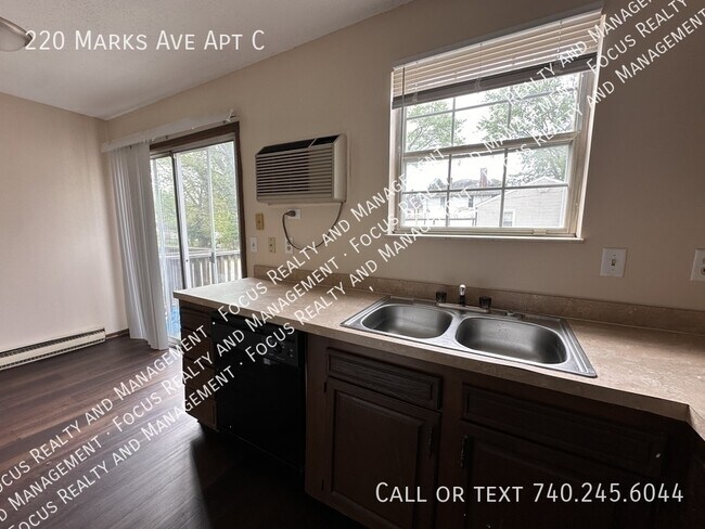 Foto del edificio - 220 Marks Ave