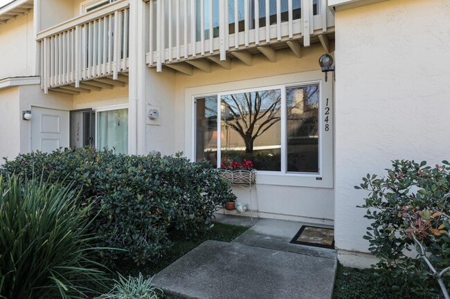 Building Photo - 1248 Crescent Ter