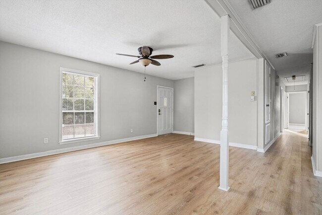 Foto del edificio - JUST LISTED!