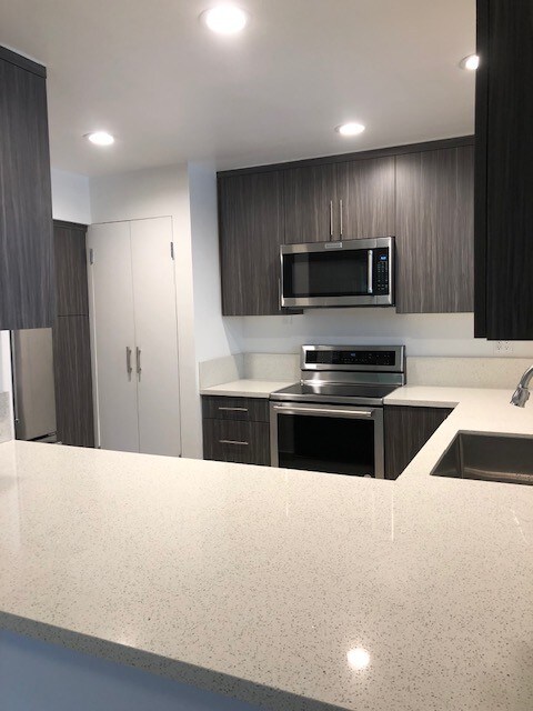 Kitchen with latest appliances - 1539 N Laurel Ave