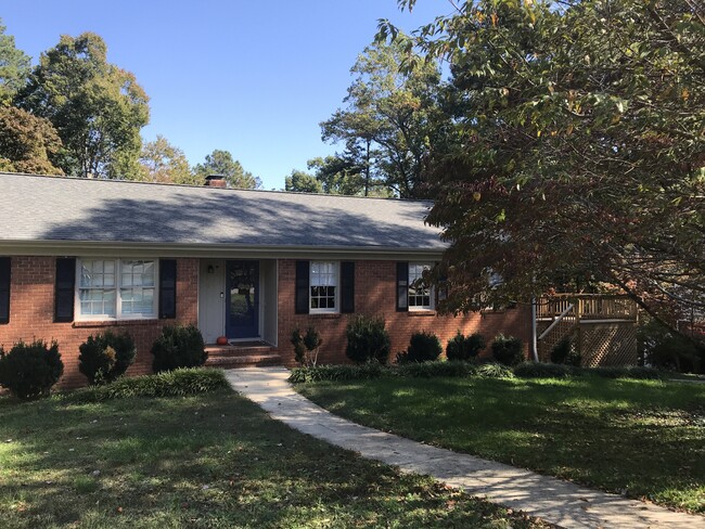 Building Photo - 3620 Fernwood Dr