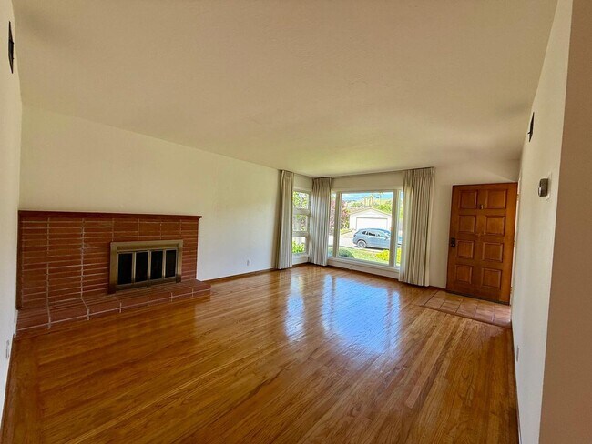 Foto del edificio - THREE BED / TWO BATH SINGLE LEVEL TERRA LINDA HOME WITH FAMILY ROOM AND A/C