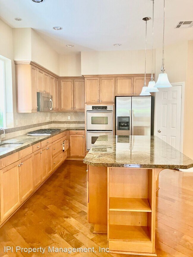Foto del edificio - 3 br, 2.5 bath House - 665 N Tremont St.