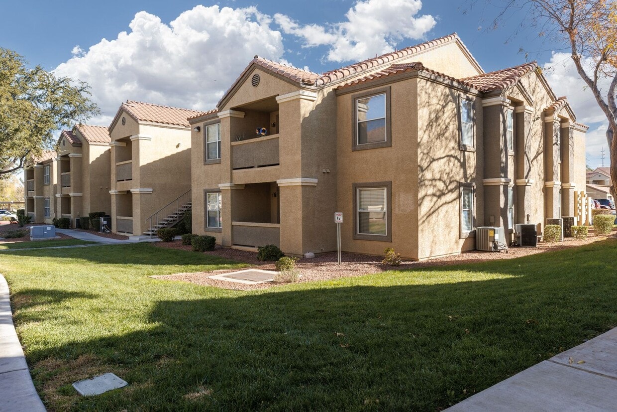 Foto principal - Completely remodeled 1st floor unit in gated Silverado Ranch community