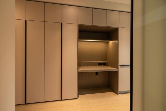 Photo du bâtiment - Stylish and smart 1Bed at The Hue Port Moody