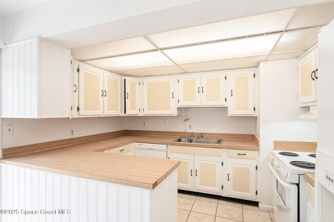 Building Photo - 4885 Cocoanut Dr
