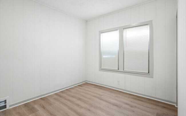 Foto del edificio - 1554 Larchmont Rd
