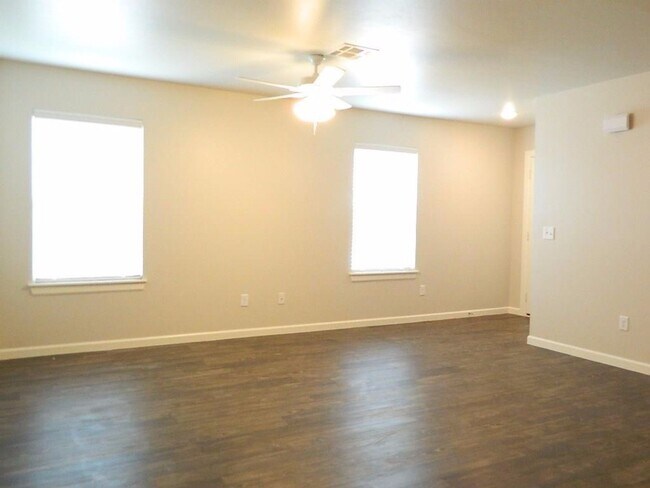 Building Photo - 2 Bedroom 2 Bath Duplex Near Tinker AFB