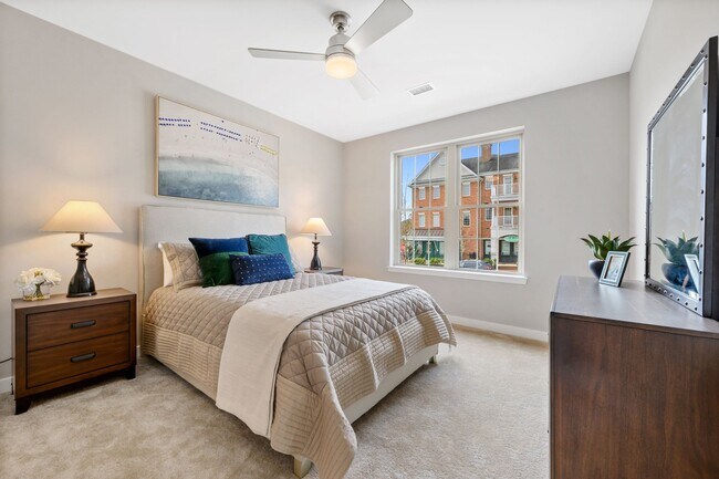 Building Photo - Claremont on the Square