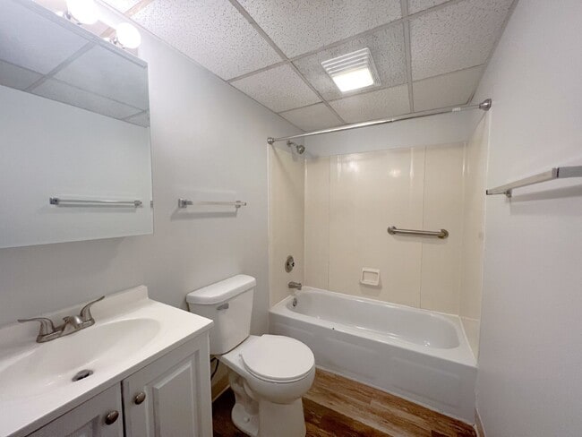 Foto del edificio - 2402 Marquette Rd
