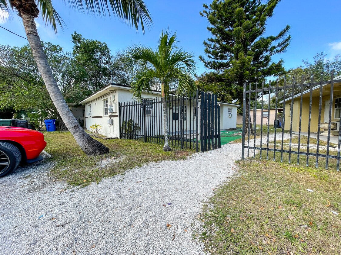 Foto principal - 1717 NW 8th Pl