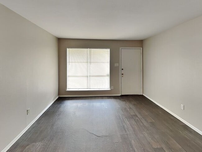 Building Photo - No Application Fees* $500 off 1st months r...