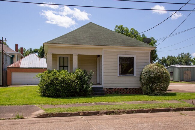 Building Photo - 1211 Holly St