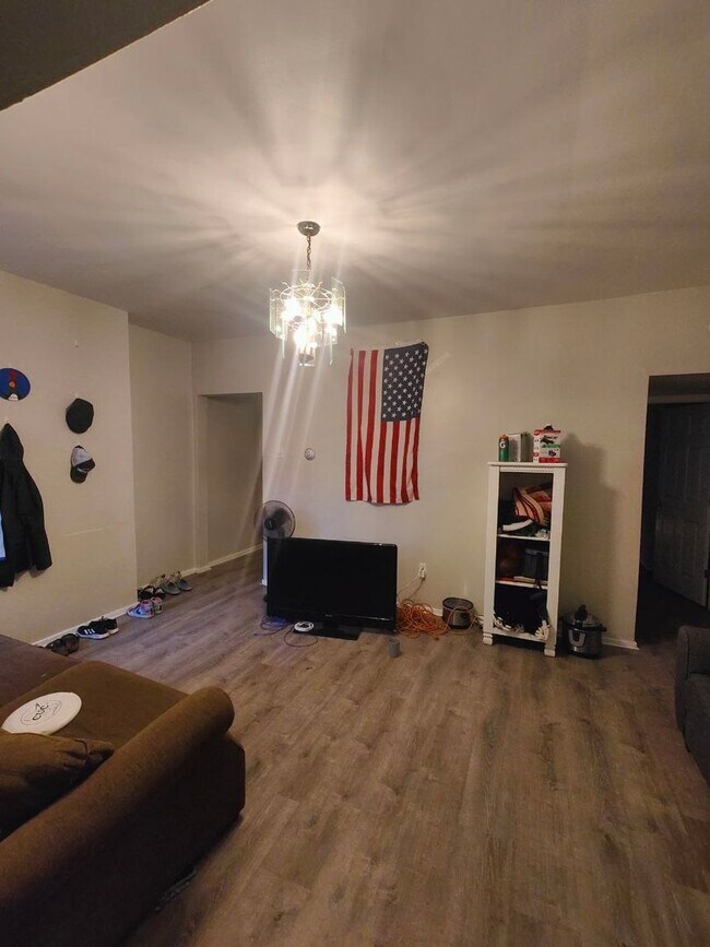 Building Photo - Four bedroom Student Housing in great loca...