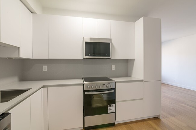Building Photo - 3555 ch. de la côte-des-neiges