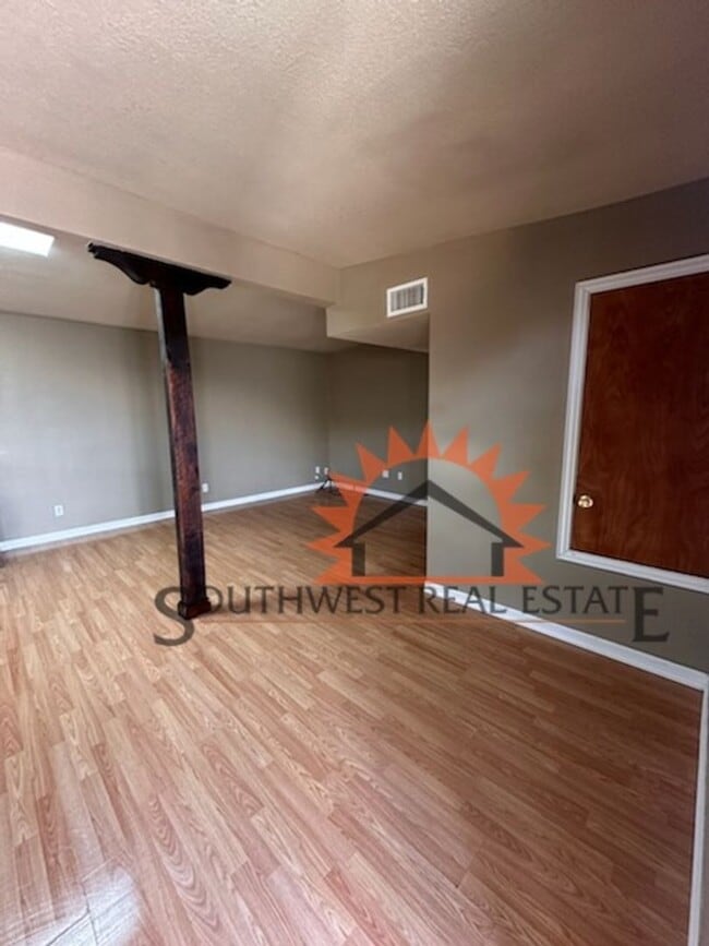 Building Photo - Spacious 1 bedroom 1 bath home.