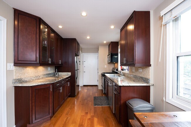 Foto del edificio - 2218 W Augusta Blvd