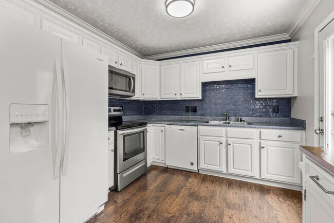 Foto del edificio - 5 Bedroom House in Auburn - Up to 5 unrela...