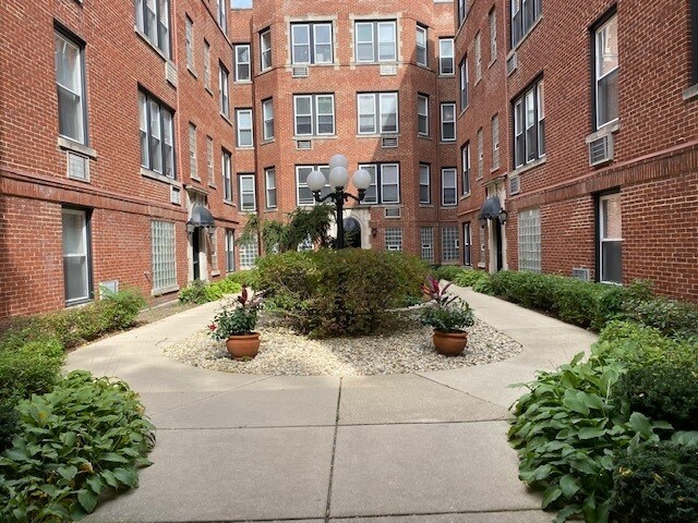 Primary Photo - 644 1/2 W Buckingham Pl