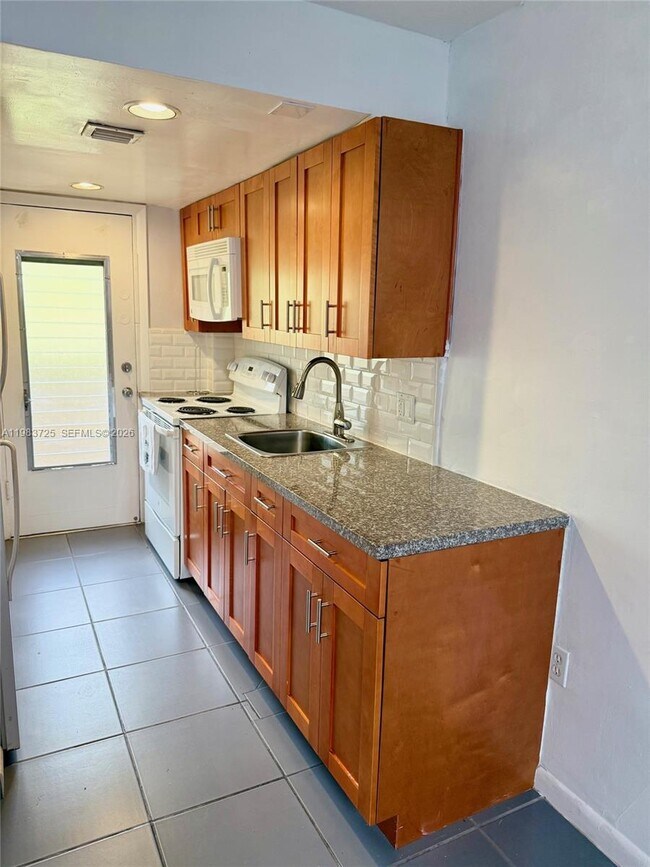 Building Photo - 335 Navarre Ave