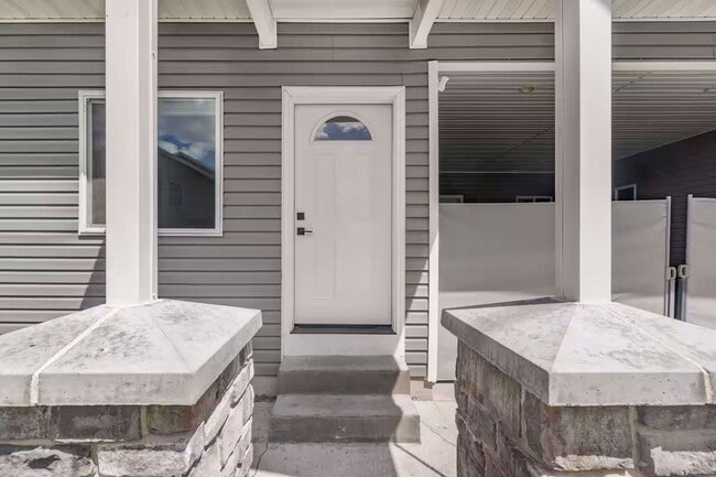 Building Photo - 304 Palomino Dr