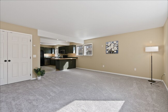 Sala de estar del piso principal - 3519 E 25th Ave