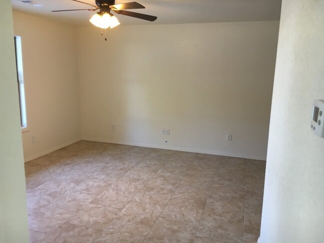 Foto del edificio - 1073 N Erie Ave