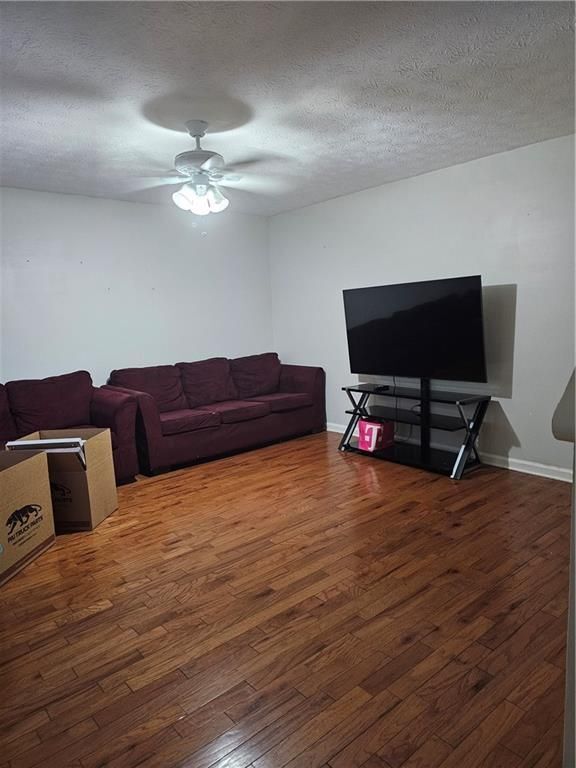 Foto del edificio - 587 Jackson Park Ln