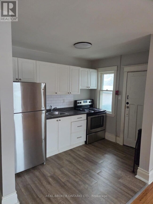 Building Photo - 985 Main St E