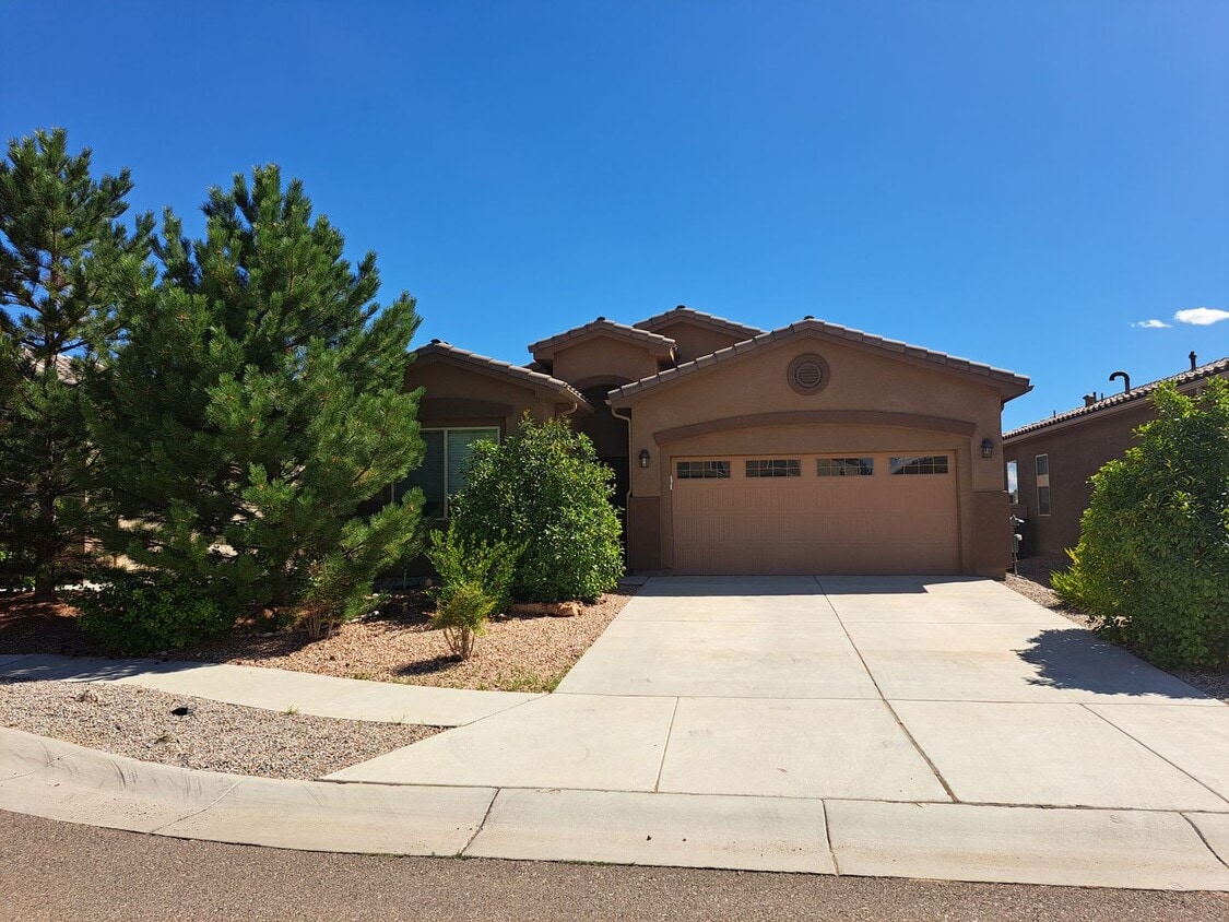 Foto principal - 4 BED/2 BATH HOME IN A NORTHWEST ALBUQUERQ...