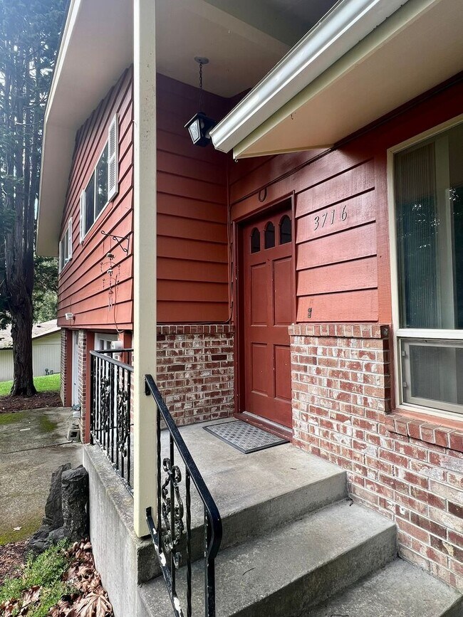 Building Photo - West Olympia Tri-Level Home