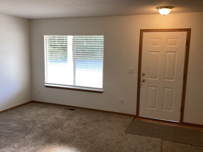 Foto del edificio - Spacious 3-Bedroom Home for Rent in Camas