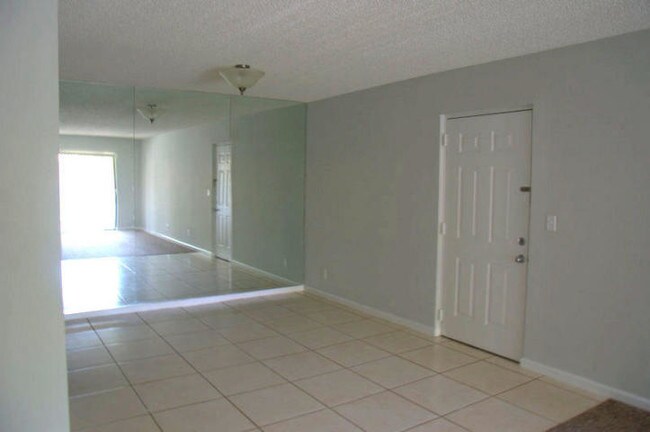 Building Photo - 9960 Pineapple Tree Dr