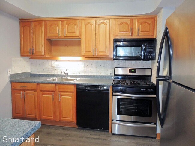 Building Photo - 3 br, 1.5 bath House - 266 E. 271st Street