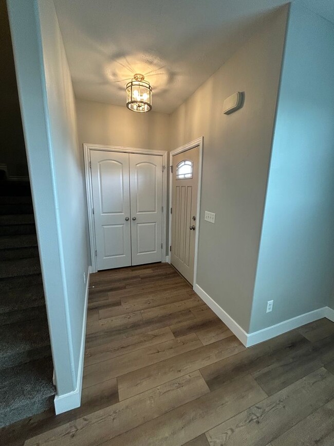 Building Photo - Great 3 Bd 3.5 Bath Townhome 2 Car Garage