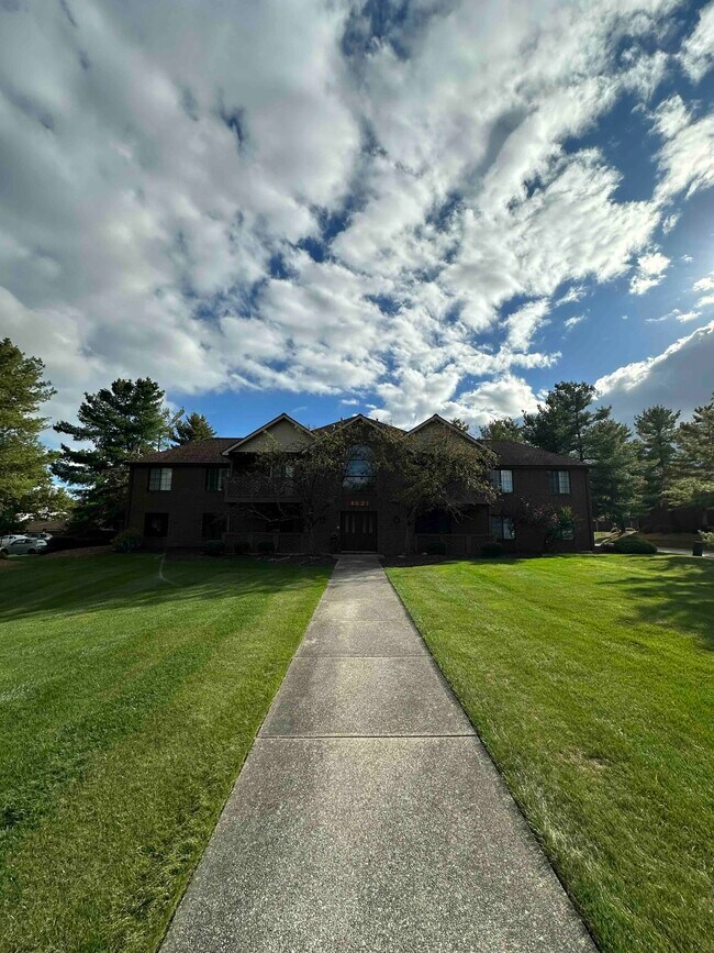 Building Photo - 8621 Scenicview Dr