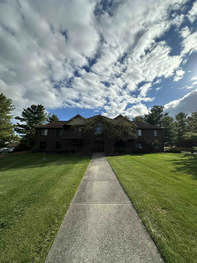 Building Photo - 8621 Scenicview Dr