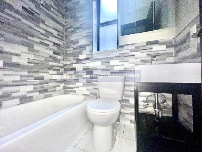 Building Photo - 342 Manhattan Avenue