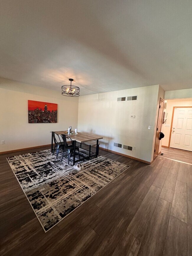 Building Photo - Large Renovated 2 bedroom Town-home in Low...