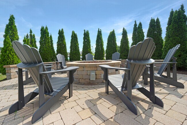 El patio al aire libre de Woodlands - The Woodlands Apartments