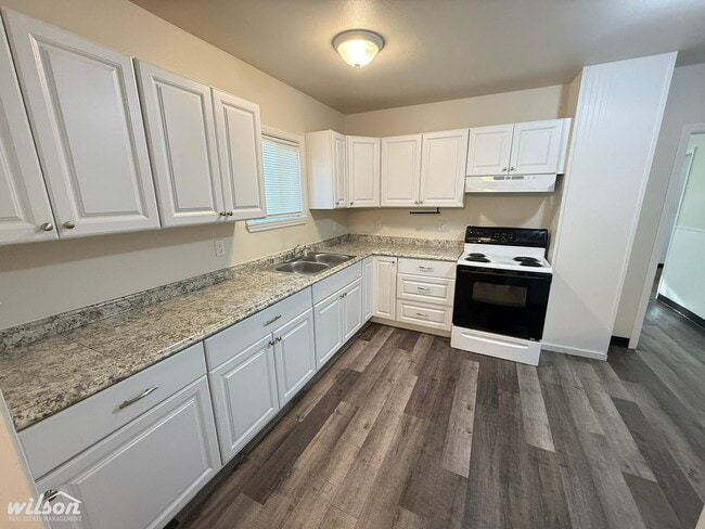 Building Photo - Updated Bungalow with 4 Bedrooms and 2 Full Bathrooms