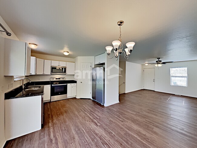 Foto del edificio - 4384 Maple Dr