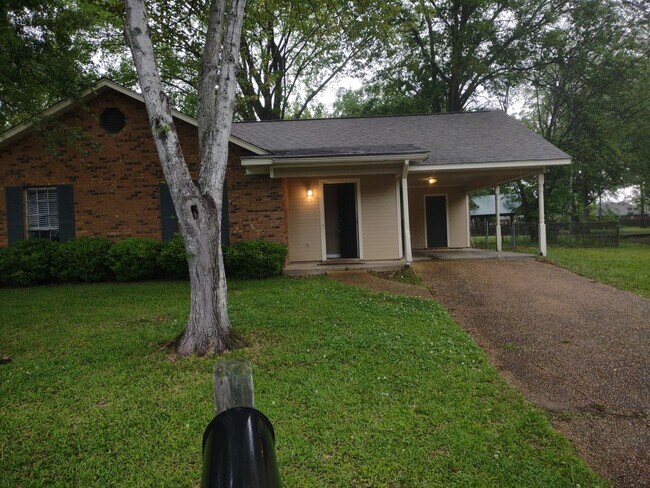 Foto del edificio - 1695 Ravenwood Ln