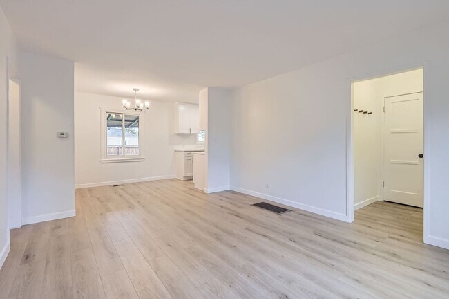Building Photo - Remodeled 2BD, 1.5BA Chaffee Park Home wit...