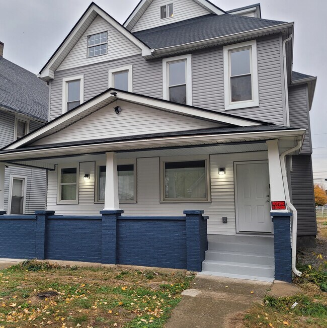 Building Photo - 2345 N Kenwood Ave